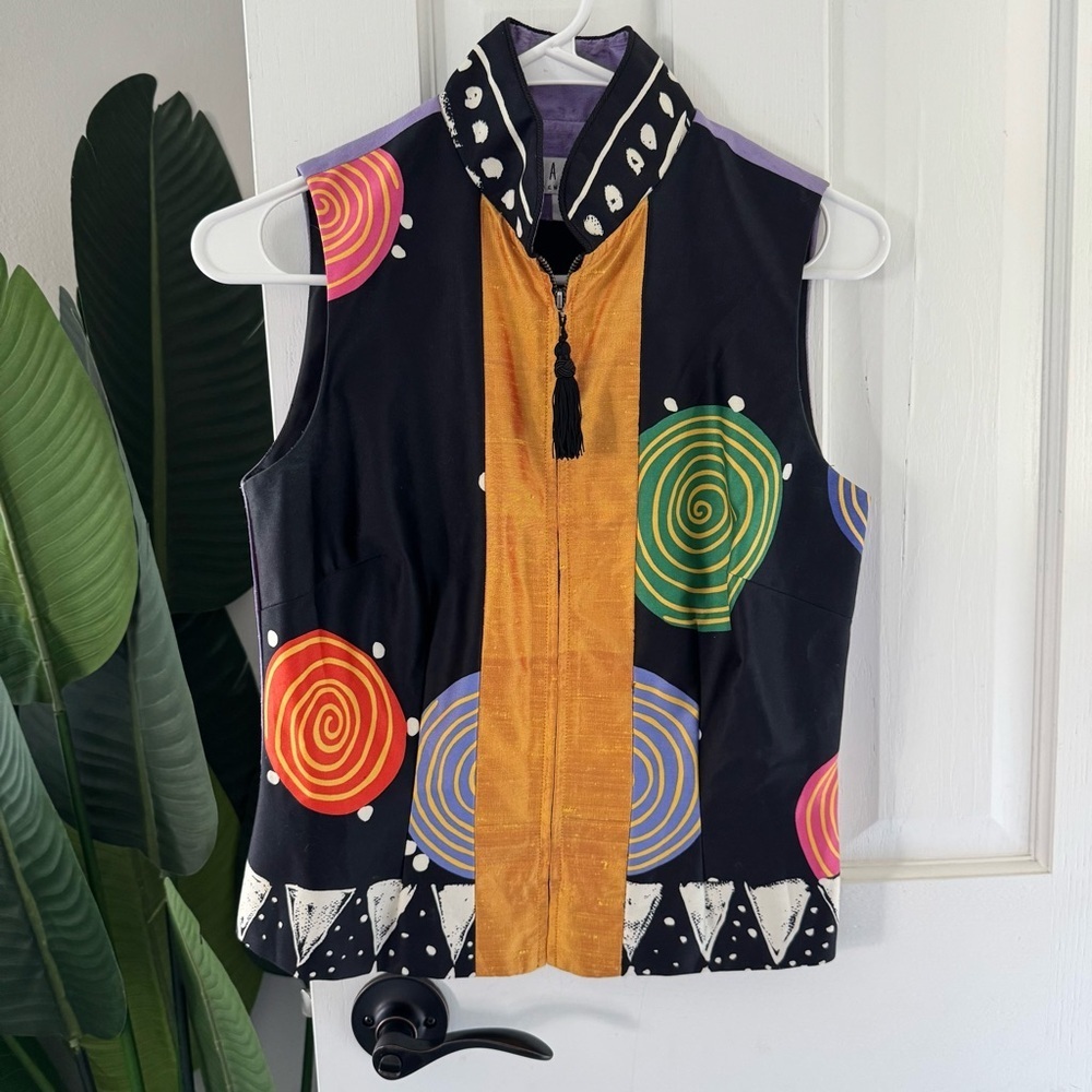 Bold Spiral Print Sleeveless Vest - Black & Gold